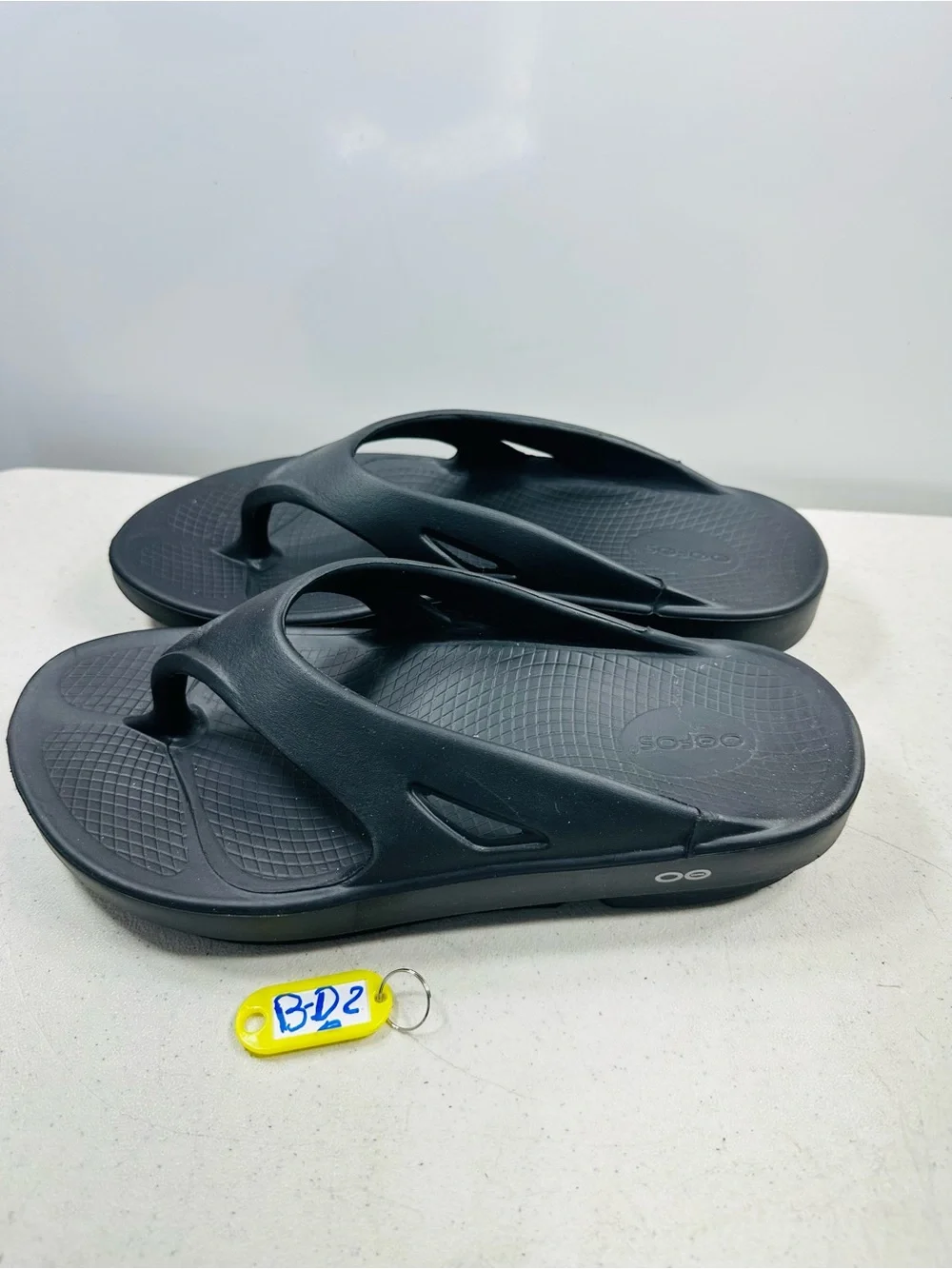 OOFOS OOriginal recovery sandals in black, size M10.W12